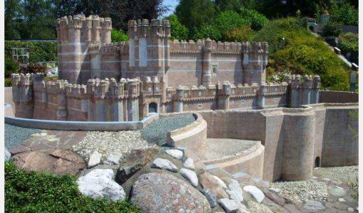 Vue majestueuse de la Forteresse Coca, symbole historique et culturel de la région de Ségovie.