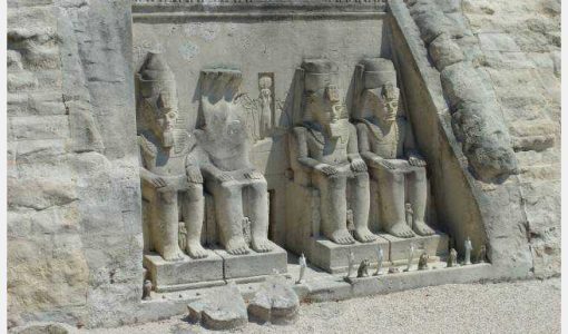 Temples d'Abou Simbel : statues colossales et vue sur le lac Nasser