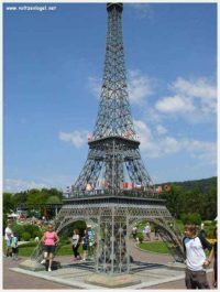 Vue panoramique de la Tour Eiffel avec la Seine en arrière-plan