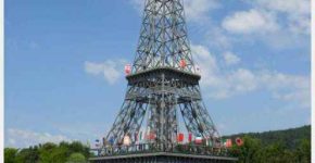 Vue panoramique de la Tour Eiffel avec la Seine en arrière-plan