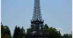 La Tour Eiffel illuminée la nuit, symbole emblématique de Paris
