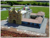 Église colorée de San Andrés Xecul avec des décorations traditionnelles vibrantes