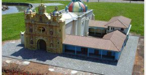 Église colorée de San Andrés Xecul avec des décorations traditionnelles vibrantes
