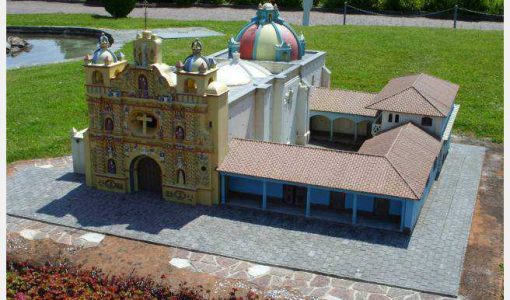 Église colorée de San Andrés Xecul avec des décorations traditionnelles vibrantes