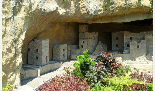 Vue panoramique de Mesa Verde avec habitations ancestrales en arrière-plan