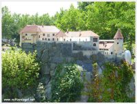 Vue spectaculaire du Château de Bled dominant le lac en Slovénie