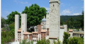 Vue panoramique des tours médiévales de San Gimignano en Toscane, berceau d'histoire et de culture.
