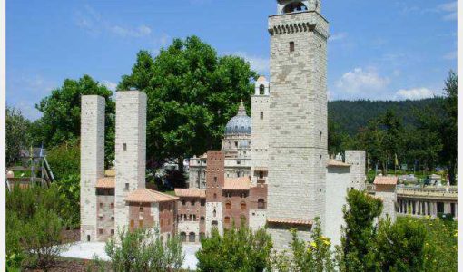Vue panoramique des tours médiévales de San Gimignano en Toscane, berceau d'histoire et de culture.