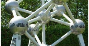 Vue panoramique de l'Atomium à Bruxelles, monument emblématique belge