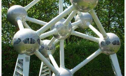 Vue panoramique de l'Atomium à Bruxelles, monument emblématique belge