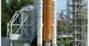 Fusée décollant de Cape Canaveral, symbole de l'aventure spatiale