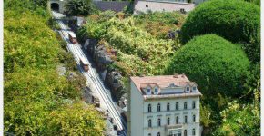 Vue panoramique du Grazer Schlossberg avec ses tours historiques
