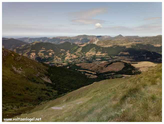 Une belle balade Au Plomb du Cantal, vue sur les Monts du Cantal
