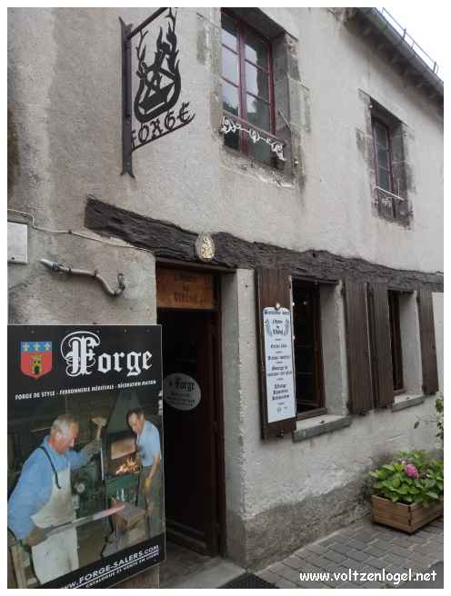 Salers au Cantal. Le meilleur de la cité médiévale en Auvergne