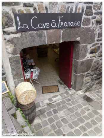 La Cave à Fromage à la Vache de Salers Bleu d'Auvergne Gaperon St-Nectaire