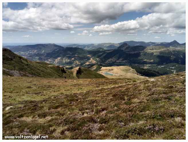 Le sentier de grande randonnée GR30 traverse l'Auvergne du nord au sud