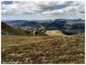 Le sentier de grande randonnée GR30 traverse l'Auvergne du nord au sud