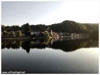 La Dordogne, le village de Beaulieu, paysage de carte postale