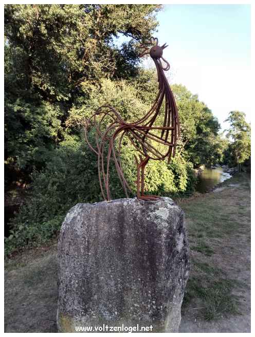 Au bord de la Dordogne ; Un Coq Sculpture en Métal Sculpté
