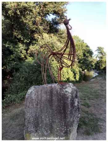 Au bord de la Dordogne ; Un Coq Sculpture en Métal Sculpté