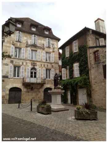 Beaulieu-sur-Dordogne, village enchanteur de Corrèze, bercé par la Dordogne