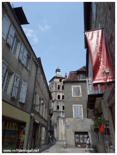 Petite cité médiévale sur les rives de la Dordogne