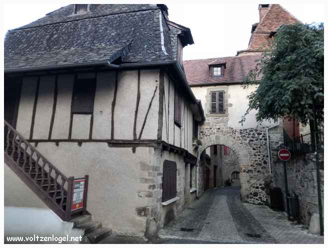 Cité médiévale, ruelles étroites, maisons à colombages