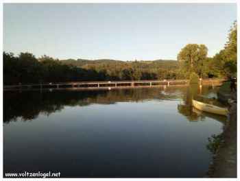 Le plan d'eau de Beaulieu-sur-Dordogne ; La passerelle des Aubarèdes