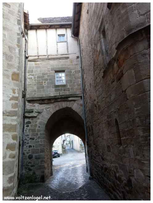 L'une des trois portes qui fermaient l'enceinte médiévale