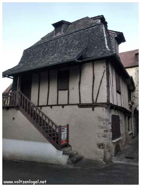 Maisons à colombages, cité médiévale sur les rives de la Dordogne