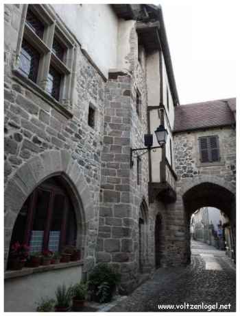 Une des trois portes d'accès à la cité médiévale