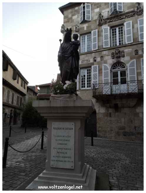Maison Renaissance, statue de la Vierge à l'enfant, Beaulieu-sur-Dordogne
