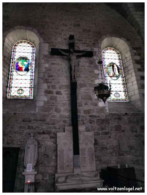 Le parvis de la Collégiale Notre-Dame Saint-Pantaléon à Turenne