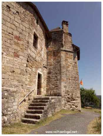 Donjon du château de Turenne dominant les maisons du village