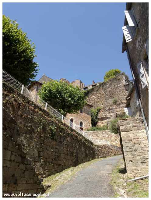 Au château de Turenne les portes de la salle des gardes du XIVème siècle