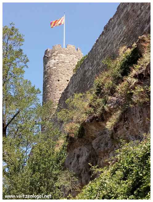 Donjon du château de Turenne dominant les maisons du village médiéval