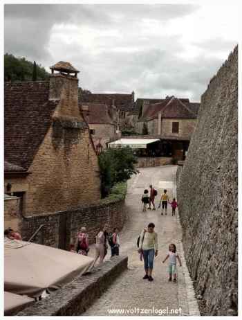 Touristes à Beynac ; Visite du château de Beynac