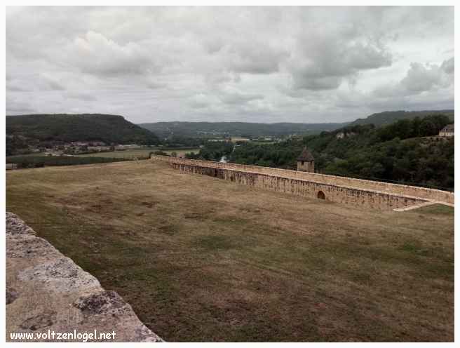 Les remparts fortifiés de la forteresse de Beynac-et-Cazenac