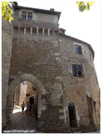 La Porte fortifiée du château de Carennac