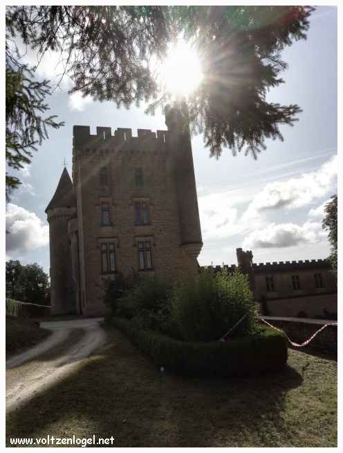 Le château de Puymartin dans la commune de Marquay