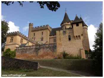 Le château de Puymartin dominant la vallée de la Beune