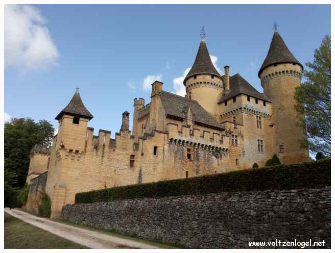 Le château de Puymartin, belles tours crénelées du XIIème siècle