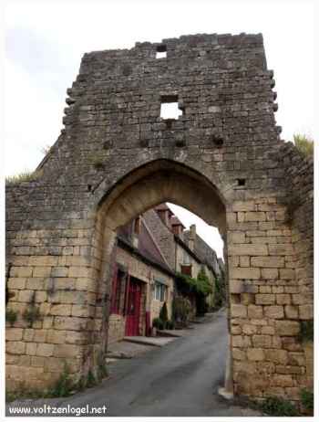 La bastide de Domme perchée sur une falaise domine la Dordogne