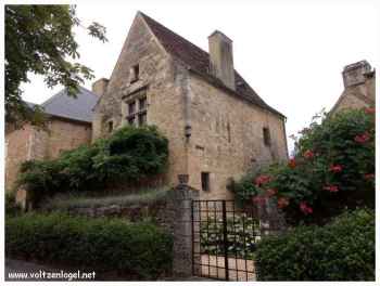 Artefacts médiévaux au Château de Domme, témoignages du passé.