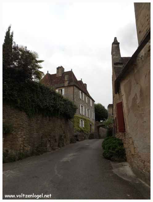 En Dordogne près de Sarlat se trouve la ville fortifiée de Domme