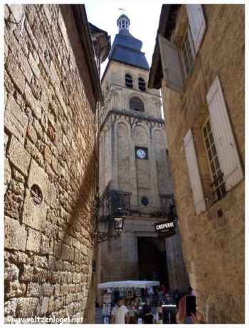 Cathédrale Saint-Sacerdos, architecture sacrée en majesté.