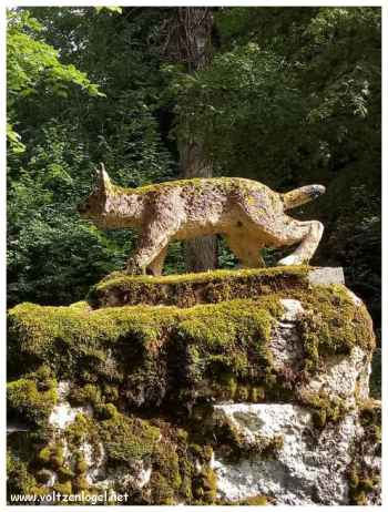 Le saut Girard ; Sculpture en bois peint représentant un lynx