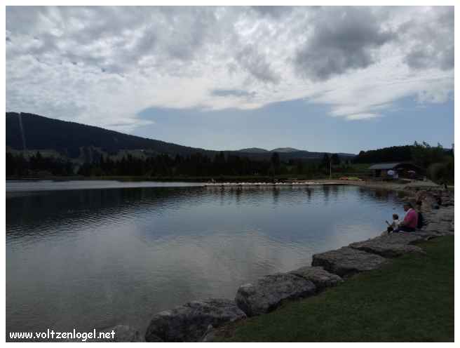 En été le lac des Rousses est un lieu de détente idéale