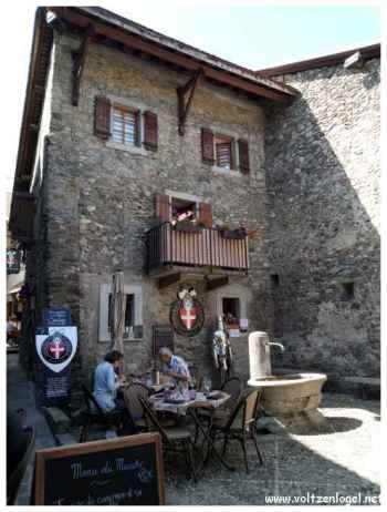 Yvoire la perle du Lac Léman village médiéval fleuri de Haute-Savoie