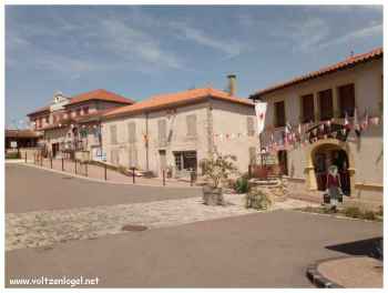 Tours rondes majestueuses du XIVe siècle à Saint-Haon-le-Châtel.